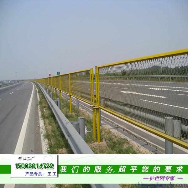 陵水學校防護菱形網與瓊海公路中間隔離網 公路安全防護設施的應用與特點