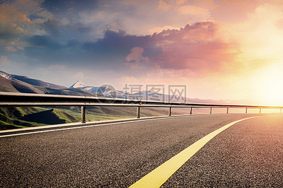 創(chuàng)意公路與鐵路的交融 穿越時(shí)空的交通藝術(shù)
